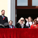 Kongefamilien hilser barnetoget i Oslo fra Slottsbalkongen. Foto: Terje Pedersen, NTB scanpix